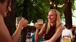 Theater, opern, konzerthäuser, bühnen und kinos dürfen öffnen. Corona Regeln In Bayern Diese Massnahmen Gelten Aktuell Im August 2021
