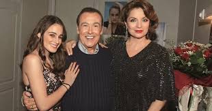 Η συμμετοχή της καίτης γαρμπή. Oikogeneiaka Xristoygenna Gia Ton Tolh Boskopoylo Kai Thn Antzela Gkerekoy Celebrities Eidhseis Yupiii Gr