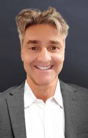 上外语料库研究院雷蕾教授、David Machin教授入选爱思唯尔2023“中国高被引学者”榜单