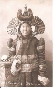 富の象徴 豪華な衣装を纏うハルハ族の既婚女性を撮影した貴重な写真 モンゴル 民族衣装 アイヌ 民族衣装