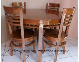Apabila anda menginginkan meja makan yang tidak tampak monoton namun tetap sederhana maka pilihan set meja makan pertama ini tampaknya cocok dengan anda. Harga Meja Makan Minimalis 4 Kursi Arsip Jayafurni Mebel