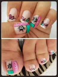 A continuación hemos seleccionado un diseño ideal para que puedas realizar de forma sencilla en la comodidad de tu hogar cuando desees. Con Gatitos Unas Manos Y Pies Unas Decoradas Con Puntos Manicura De Unas