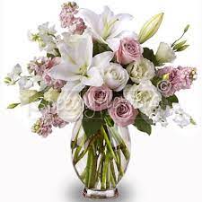 Fiori bianchi su un fondo. Acquista On Line Bouquet Romantico Con Fiori Bianchi E Rosa