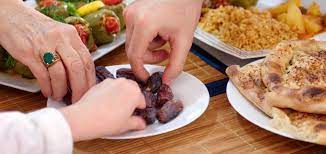 Der iftar ist das festliche abendessen, mit dem nach sonnenuntergang das fasten gebrochen wird. Ramadan Und Iftar In Deutschland Religionen Feiern Gemeinsam