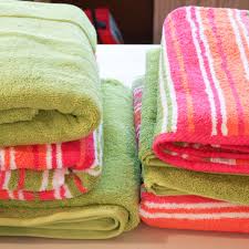The kahuna beach blanket is a large blanket, designed with extra zippered pockets where you can keep your valuables. Make An Extra Large Beach Blanket From Towels Chica And Jo