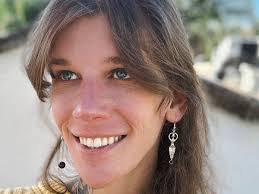 Veronica Pearl's Instagram, Twitter & Facebook