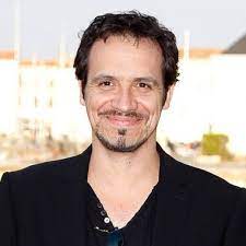 Il est né le 16 juin 1974 à lyon, dans une famille d'artistes.son père n'est autre que lionnel astier, qui incarne son. Alexandre Astier La Biographie De Alexandre Astier Avec Voici Fr