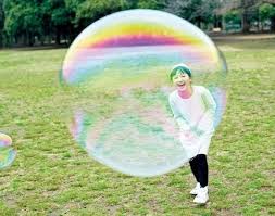 子どものころ夢見たような どでかいしゃぼん玉 身近な材料で自分で作れちゃうって知ってました 今度の週末はすごいしゃぼん玉で子どもの心をわしづかみ 手作りシャボン玉 水遊び おもちゃ キッズクラフト