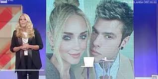 L'imprenditrice digitale è incinta e c'è anche qualcuno che nota il particolare delle mutande di fedez che confermerebbe la fine della collaborazione tra il cantante e una nota marca di. Ferragnez Silvio Berlusconi Si Congratula Con Loro Per L Aiuto A Milano In Tempi Di Pandemia