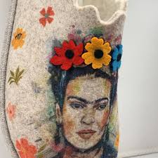 ✨ ¡Porque mereces lo que sueñas! ✨ ¿Sabías que hasta los momentos de relax  pueden estar llenos de arte e inspiración? 🎨👩‍🎨 Con nuestras zapatillas  de estar por casa de Frida Kahlo