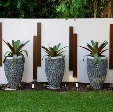 Vous garantir le bon achat, on y travaille tous les jours. Decoration De Mur De Jardin Exterieur Avec Pot De Plante Tropical Landscaping Garden Art Backyard Landscaping Designs