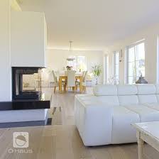 Schones Grosses Und Lichtdurchflutetes Wohnzimmer Mit Vielen Fenstern Und Modernem Kamin Kamin Wohnzimmer Wohnung Wohnzimmer