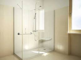 La sicurbagno si occupa anche di cabine doccia, rimuove infatti la vostra vecchia vasca da bagno sostituendola con una nuova cabina doccia priva di gradino, completamente a filo pavimento. Doccia Per Anziani E Disabili Box Doccia Semi Filo Pavimento By Ausili Per La Casa