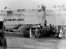 children play around guffas round boats on the banks of the tigris baghdad c1932أطفال يلعبون حول قوارب الكف ة الدائرية على شواط baghdad photo mesopotamia