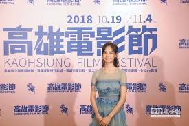 簡嫚書（1988年10月16日 － ），台灣女演員；並身兼編劇及導演等多重身份。 畢業於國立臺北藝術大學戲劇學系導演組。 2010年以戲劇《那年，雨不停國》入圍第45屆金鐘獎最佳女主角。 2014年演出台灣賣座第一賀歲片《大稻埕》，挑戰時代穿越劇的喜劇女主角。 2015年初次執導台灣首部真人與動畫. ç°¡å«šæ›¸æŠ±å¨ƒæˆå©š åƒæœŸæœ«è€ƒ å¨›æ¨‚æ–°èž ä¸­åœ‹æ™‚å ±