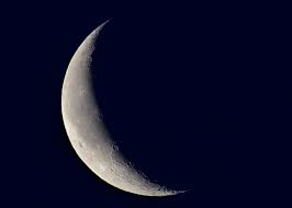 Photo art print abnehmender mond am morgen europosters. Abnehmender Mond In Der Morgendammerung Foto Bild Mondaufnahmen Himmel Universum Mond Bilder Auf Fotocommunity