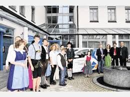 Meine Volksbank Raiffeisenbank Eg Vr Bank Rosenheim Chiemsee Ubergibt Auto An Das Heilpadagogische Zentrum Hpz Ruhpolding