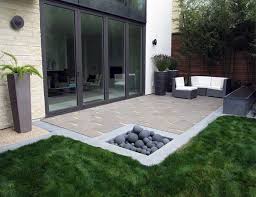 Inspirasi taman tropis modern dengan teras 53 Gambar Teras Belakang Rumah Minimalis Sederhana Desainrumahnya Com
