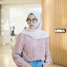 Hal tersebut tentu bisa diwujudkan jilbab segi empat dapat dikreasikan dengan mengikat ujungnya menjadi pita. Memakai Kacamata Untuk Yang Berhijab Juga Ada Tipsnya Cek 5 Rahasia Serba Serbinya Yuk