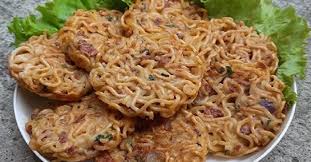 Kornet sapi kaleng merupakan bahan makanan praktis yang bisa ditambahkan untuk memasak banyak makanan. Mencicipi Martabak Mi Camilan Simpel Dengan Campuran Kornet Sapi