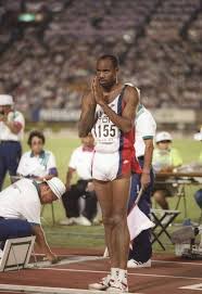 Carl continuava a mietere successi e record e nessuno sembrava in grado di avvicinarsi alle sue video di carl lewis su youtube. Pin Von Go Go Go Auf Sport Weitsprung Leichtathletik Sportler