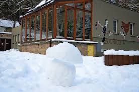 It is the administrative seat of the dě. Zoo Decin Bohmische Schweiz