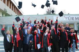 Web tv tüm web tv. Ataturk Universitesi Mezunu Doktorlar 40 Yil Sonra Kep Atarak Yemin Etti Erzurum Haberleri