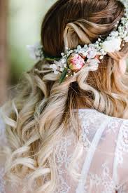 Blumenkranz Mit Rosen Und Schleierkraut Fur Die Braut Am Tag Der Hochzeit Foto Annika Gabriel Foto Blumenkranz Schleierkraut Hochzeit Blumenkranz Hochzeit