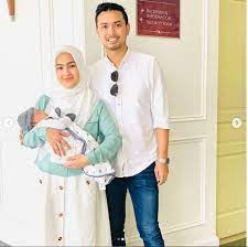 Nurul elfira loy binti ahmad sabri (born march 8, 1994) also known by her popular name nurul elfira loy is a malaysia actress. Mata Ikut Mak Yang Lain Muka Ayah Dia Sangat Elfira Loy Dedah Wajah Anak Buat Pertama Kalinya Selepas Tamat Pantang Keluarga