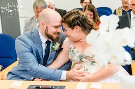 Rachel (piper perabo) befindet sich gerade mit ihrem auserwählten heck (matthew goode) auf dem weg zum altar, als sie in die augen von luce (lena headey) schaut und auf den ersten blick in liebe entbrennt. Romantische Hochzeit Zu Dritt Im Brautkleid Von Gerrys Brautmoden Gerrys Brautmoden Und Festmoden Neuss Bei Dusseldorf