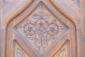 La belle oval wood carving is hand crafted from premium selected north american hard maple. 964 Carved Flowers In Door Stock Photos And Images 123rf