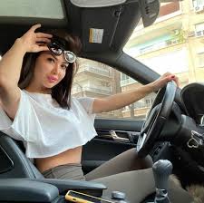 تنتمي لعائلة فنية عريقة في تاريخ الفن السوري، حيث ان جدها لأمها الفنان محمود جبر وجدتها الفنانة هيفاء واصف وخالاتها هما الفنانات ليلى ومرح جبر، . Ø´Ø§Ù‡Ø¯ Ø¯Ø§Ù†Ø§ Ø¬Ø¨Ø± Ø¨Ø¥Ø·Ù„Ø§Ù„Ø© Ø¬Ø±ÙŠØ¦Ø© Ø¸Ù‡Ø±Øª ÙÙŠÙ‡Ø§ Ø¨Ù€ Ù‡ÙˆØª Ø´ÙˆØ±Øª Ù…Ø¹ ØªÙŠØ´Ø±Øª Ø¶ÙŠÙ‚