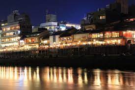 鴨川の納涼床とカップルの等間隔 京都 夜景 鴨川 夜景