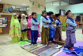 Serambimata, memahami tata cara sholat yang baik dan benar sangatlah penting. Ulama Pendidikan Dan Kekhusukan Shalat Sama Pentingnya Buat Anak Republika Online
