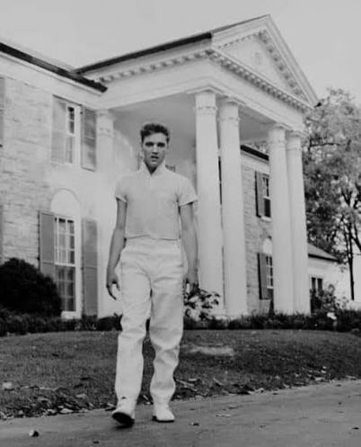 On March 19, 1957 a 22-year-old Elvis Presley put down $1,000 to buy the  13.8 acre estate he would name Graceland. ⏩