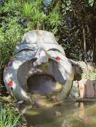 Der botanische garten gardone befindet sich in der region lombardei in der provinz brescia und liegt in das gelände umfasst heute neun hektar und besteht neben den gebäuden und dem freilichttheater aus gärten, parks, plätzen und wasserläufen. Der Andre Heller Garten In Gardone Riviera