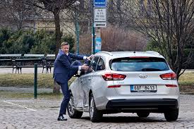 1:03 je jiří langmajer komik? Jiri Langmajer Se Promeni V Zenu Stane Se Z Nej Anna Polivkova Tojesenzace Cz
