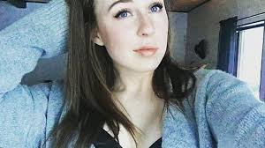 Попадаме на профила й в Instagram случайно, но няма как