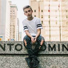 Tari merupakan kombinasi dari berbagai elemen yaitu tubuh ritme dan rasa. Mengapa Dalam Membawa Sebuah Tari Diperlukan Properti Brainly Co Id