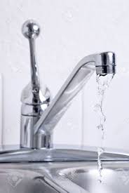 L Eau Degouline D Un Robinet Qui Fuit Sur L Evier De La Cuisine Banque D Images Et Photos Libres De Droits Image 5767543