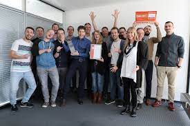 Sie erhalten damit zugang zu einer der besten adressen des. Bank Media Gmbh Unternehmensgruppe Freiburg I Br So Freut Sich Das Bank Media Team Uber Den Innovationspreis 2017