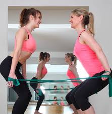 Şınav pozisyonu alın ve pilates bandınızı sırtınızın omuzlarınıza yakın kısmına koyun. Pilates Pilates Bandi Pilates Bandi Hareketleri Blog11