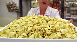 Con l'impasto formare un cilindro di circa 1 cm di ho notato che in alcuni casi, le orecchiette non ne volevano sapere di srotolarsi per assumere la forma giusta e rimanevano a forma di cavatello.mi. Le Orecchiette Baresi Fatte In Casa Finiscono In Prima Pagina Sul Nyt Il Crimine Della Pasta