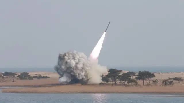 北朝鮮 日本海に向け弾道ミサイルを発射 - BBCニュース