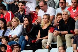 April 1991 in lugano geboren) galt schon früh als grosses skitalent und bewies ihr können erstmals, als sie mit 16 jahren in ihrer ersten weltcupabfahrt gleich rang drei belegte. Lara Gut Behrami