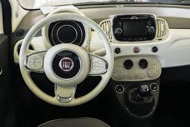 Auch das armaturenbrett ist in der farbe azzurro volare gehalten, genau wie die karosserie. Quelle Fiat 500 Choisir Dimensions Finitions Motorisations