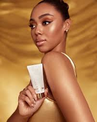 BODY GLOW 💫 All Gold Everything is our stunning new body and face liquid  highlighter! This gel-like formula is buildable and provides a gorgeous  sheer gold glow. 💓 Coming 8.10