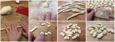 Quando si parla di pasta fresca fatta in casa si pensa subito alla pasta all'uovo poiché questo tipo di impasto è tipico di molte regioni italiane ma non di tutte. Pasta Fresca Senza Uova Il Leccapentole E Le Sue Padelle