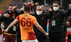 Adnan ve yüksel turan'ın ilk çocuğu olan arda, futbol kariyerine doğduğu bayrampaşa'nın altıntepsi mahallesindeki amatör bir kulüp olan altıntepsi makelspor'da 10 yaşındayken oynamaya başladı. Arda Turan Fatih Hoca Merak Etme Ikisi De Kaybeder Dedi