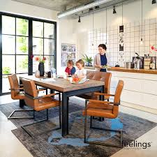 vloerkleden het gebruik van vloerkleden kan ook prima in de keuken kies voor een gigantisch laagpo vloerkleed onder eettafel vloerkleed keuken eetkamertafel